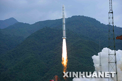 10月24日18時(shí)05分,搭載著我國(guó)首顆探月衛(wèi)星嫦娥一號(hào)的長(zhǎng)征三號(hào)甲運(yùn)載火箭在西昌衛(wèi)星發(fā)射中心三號(hào)塔架點(diǎn)火發(fā)射。