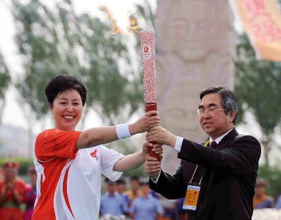 圖文-奧運(yùn)圣火在赤峰傳遞 第一棒娜日蘇接過(guò)火炬