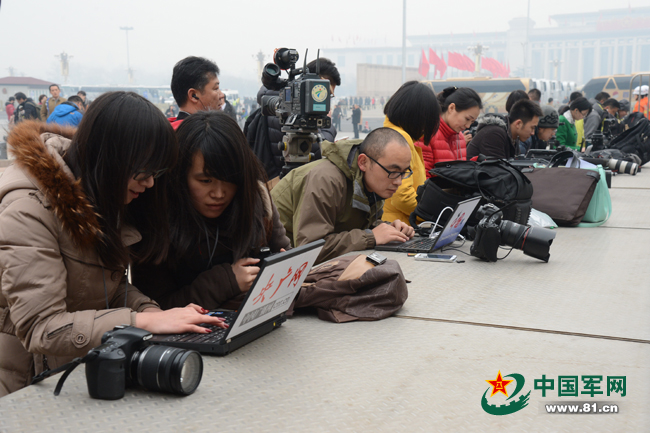 被記者“重重包圍”的軍隊政協(xié)委員們