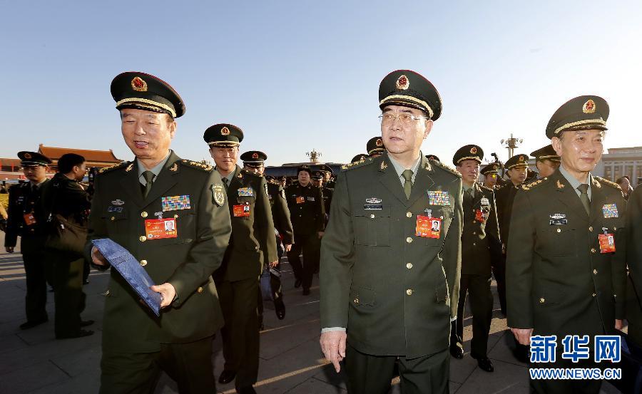 兩會(huì)人大開幕代表抵達(dá)天安門廣場(chǎng)