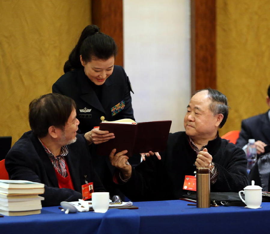 宋祖英利用會(huì)議間隙 向莫言索要畫(huà)冊(cè)簽名