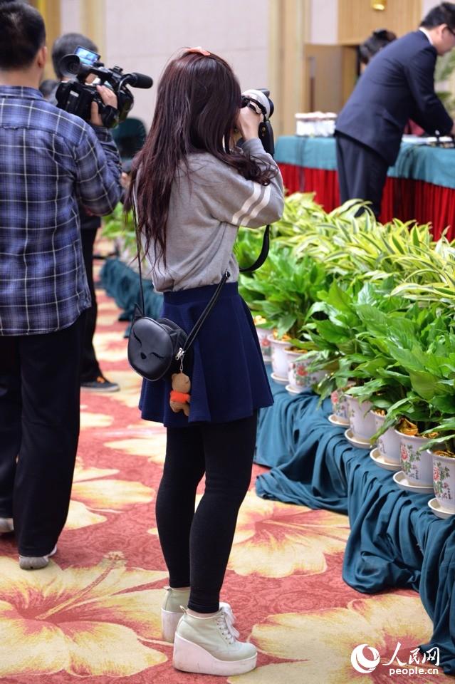 2014兩會(huì)花絮:記者會(huì)上的“踮腳姐”