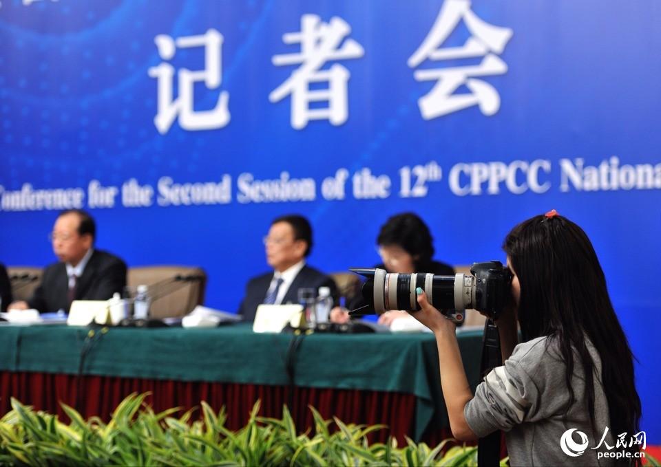 2014兩會花絮:記者會上的“踮腳姐”