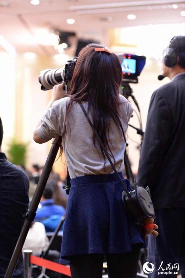 2014兩會(huì)花絮:記者會(huì)上的“踮腳姐”