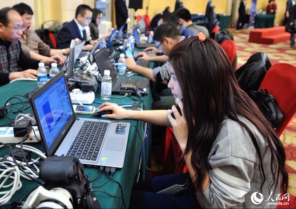 2014兩會花絮:記者會上的“踮腳姐”