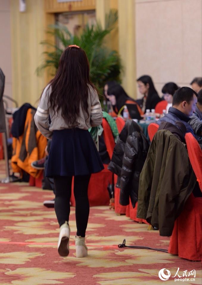 2014兩會(huì)花絮:記者會(huì)上的“踮腳姐”