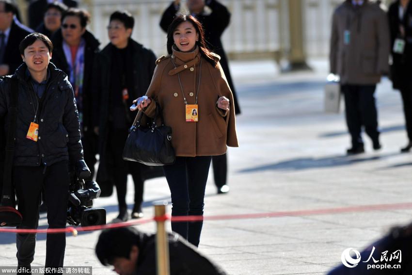 2014兩會花絮:兩會會場上的美女記者