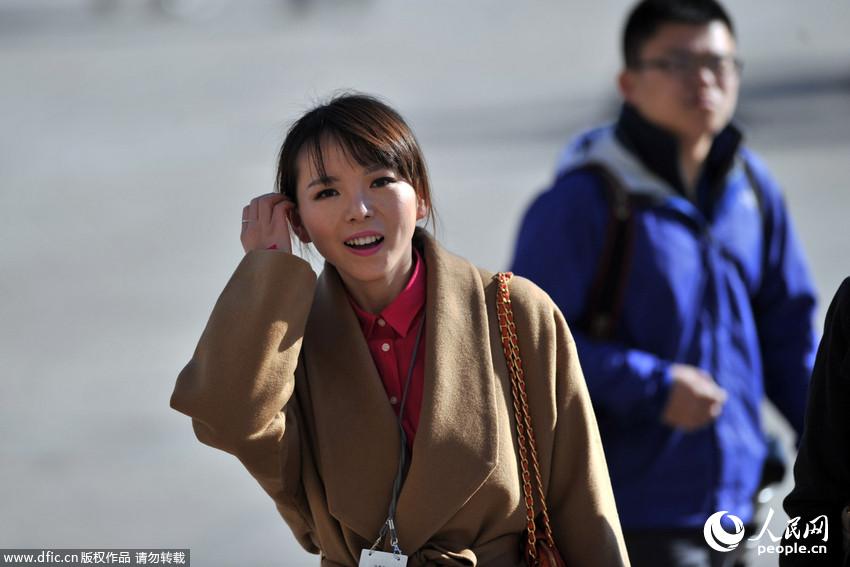 2014兩會(huì)花絮:兩會(huì)會(huì)場上的美女記者