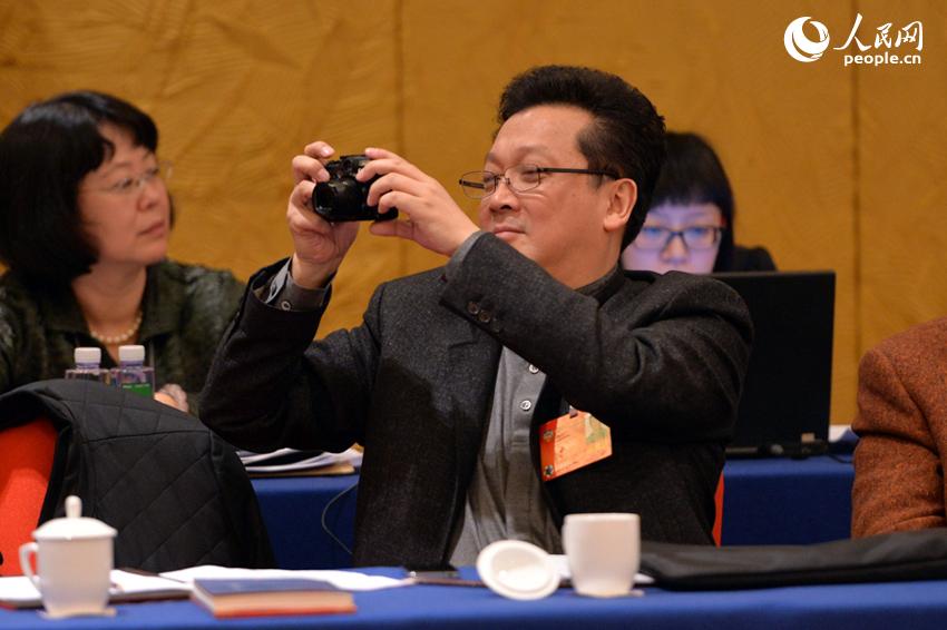 政協(xié)小組會議上的委員表情