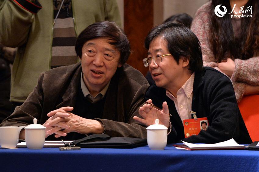 政協(xié)小組會(huì)議上的委員表情