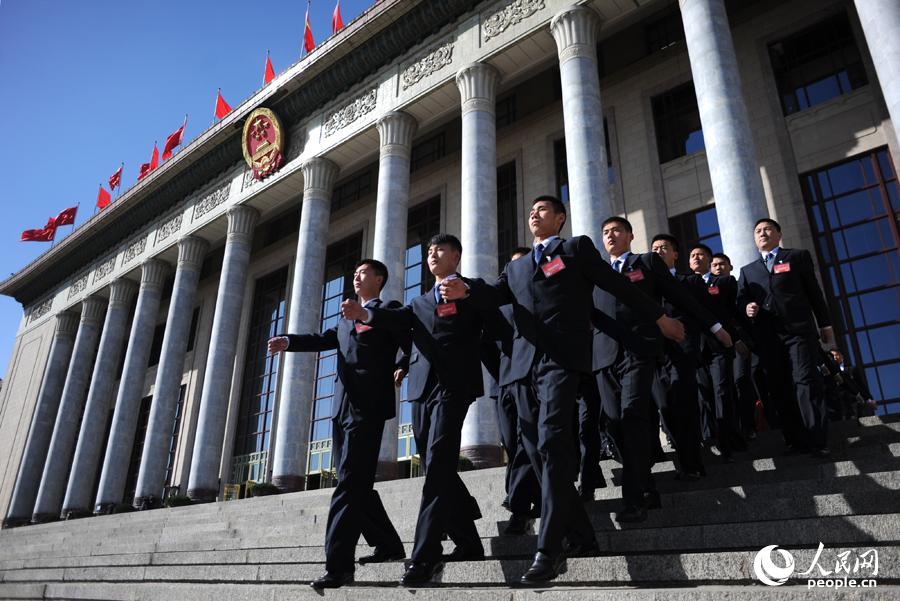 探秘兩會安保“黑衣人”