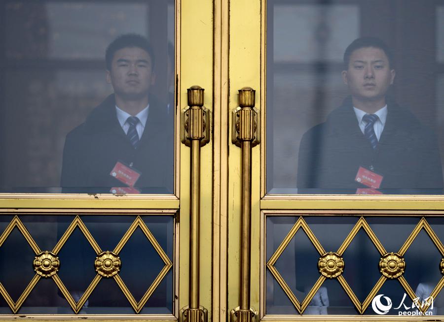 探秘兩會安保“黑衣人”