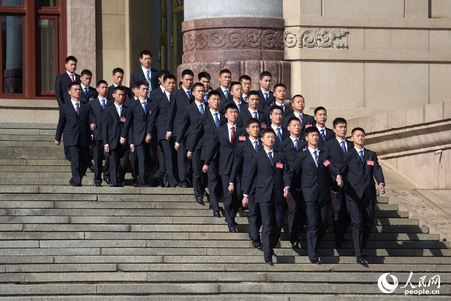 探秘兩會安保“黑衣人”