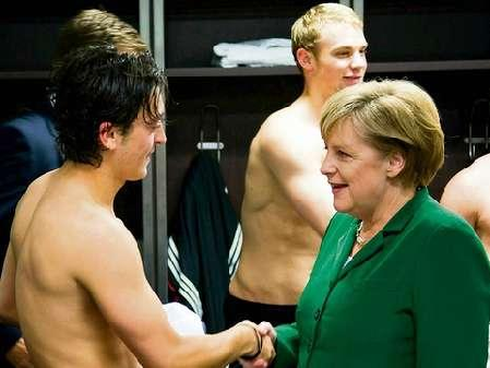 默克爾為“闖”國腳更衣室道歉 德足協(xié)主席“消氣”