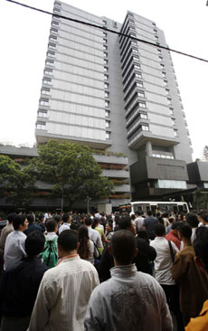 圖:印尼強(qiáng)震致數(shù)十人死亡 人們赤足奔逃