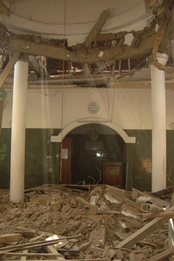 圖:印尼強(qiáng)震致數(shù)十人死亡 人們赤足奔逃