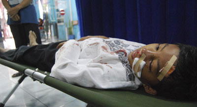 圖:印尼強(qiáng)震致數(shù)十人死亡 人們赤足奔逃