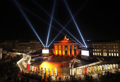 圖:巨型多米諾模型紀(jì)念柏林墻坍塌20周年