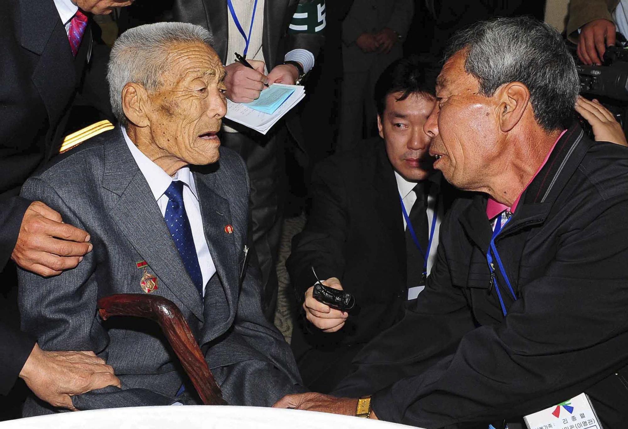 朝韓離散家屬闊別60余年相見(jiàn) 話別離之苦場(chǎng)面感人