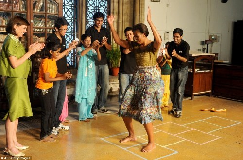 美第一夫人訪印赤腳跳房子 “米歇爾抱枕”銷(xiāo)售火爆