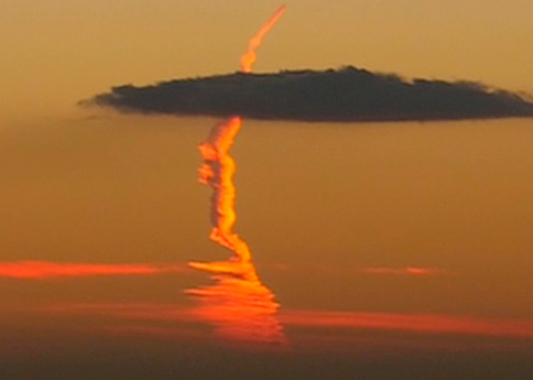 美加州海岸上空驚現(xiàn)神秘“導彈” 五角大樓稱不知情