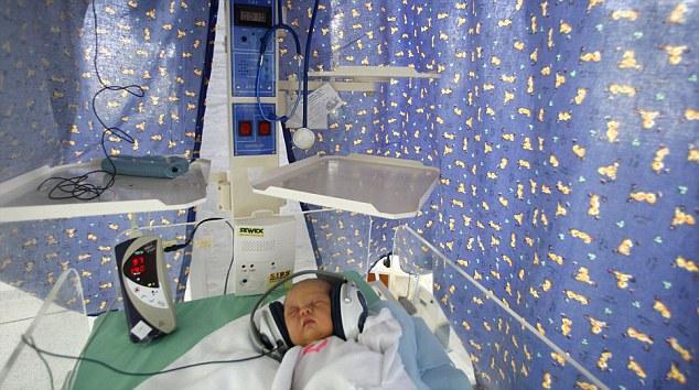 住院嬰兒減壓新法：戴耳機(jī)聽(tīng)古典音樂(lè)