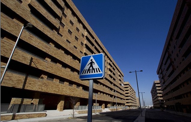 西班牙房地產(chǎn)市場崩潰 昔日繁華地區(qū)今變“鬼城”