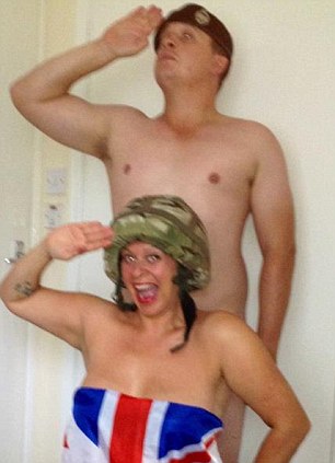 社交網(wǎng)站團體力挺哈里王子 上萬成員全體“裸拍”