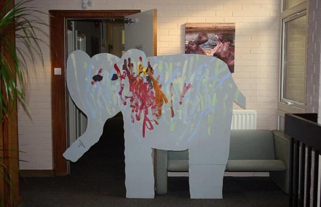 英國(guó)大象用鼻子作畫(huà)成明星 作品競(jìng)拍價(jià)上百英鎊