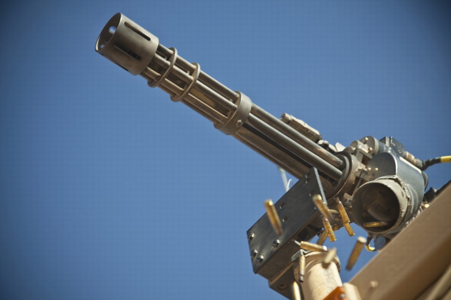 火力強勁!實拍美軍車載多管機槍實彈射擊