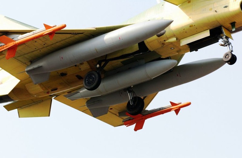 震撼！殲-10戰(zhàn)機(jī)試飛時(shí)空中放油[組圖]