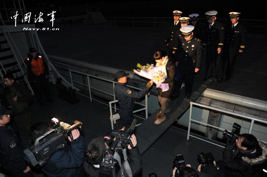 高清：美麗新娘登上海軍海島哨所完婚