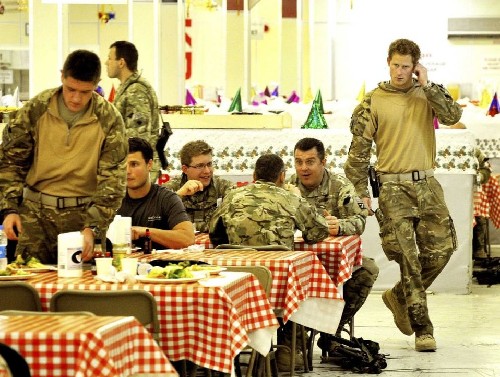 玩游戲、吃自助:哈里講述阿富汗戰(zhàn)場“愜意生活”