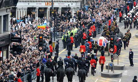 撒切爾葬禮途中遭和平示威 反對者舉辦慶?；顒? style=