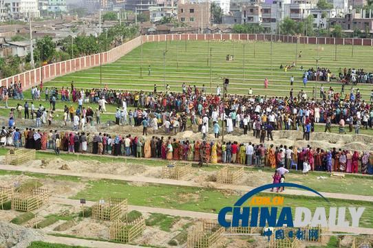 孟加拉國(guó)為垮樓遇難者舉行葬禮 死亡人數(shù)已過(guò)400