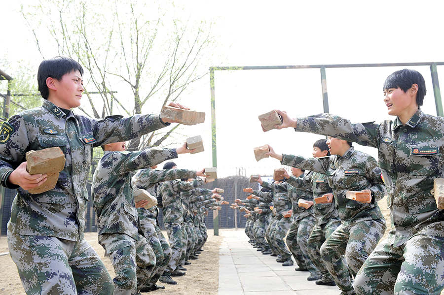 戰(zhàn)場上沒女人:女特種兵像男兵一樣嚴(yán)酷訓(xùn)練