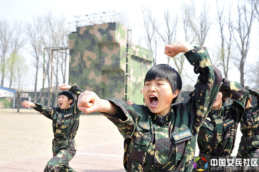 戰(zhàn)場上沒女人:女特種兵像男兵一樣嚴酷訓練