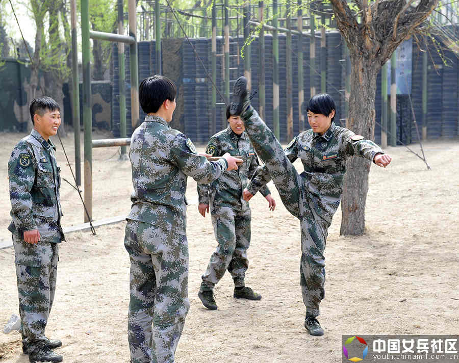 戰(zhàn)場(chǎng)上沒(méi)女人:女特種兵像男兵一樣嚴(yán)酷訓(xùn)練