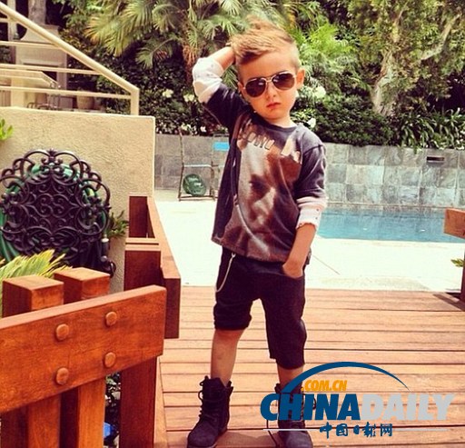 美國(guó)5歲男孩穿著時(shí)尚愛(ài)拍照愛(ài)分享 引領(lǐng)網(wǎng)絡(luò)炫酷風(fēng)