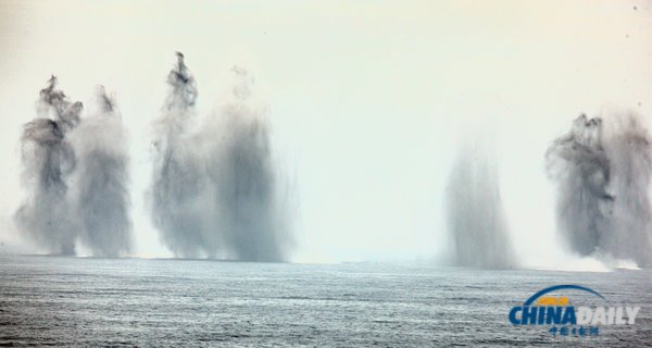 中俄軍演實(shí)兵演習(xí)進(jìn)入第二天 海上閱兵上演重頭戲