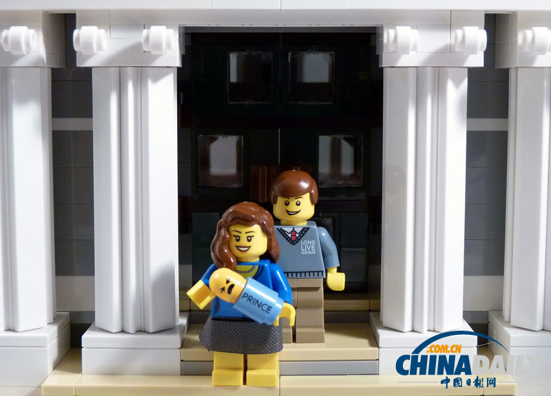 組圖:樂(lè)高玩具重現(xiàn)凱特威廉抱愛(ài)子首次露面場(chǎng)景 溫馨甜蜜