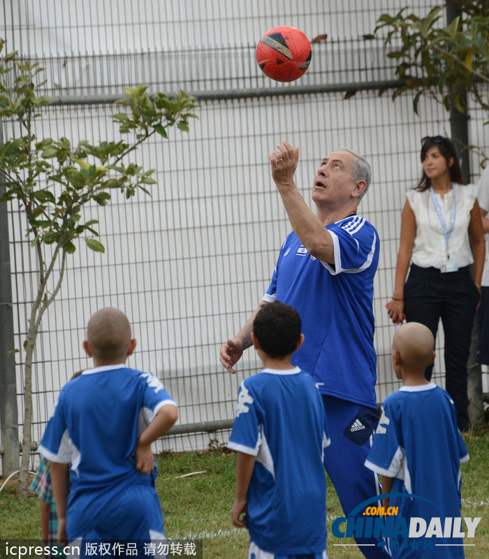 組圖:內(nèi)塔尼亞胡和癌癥兒童一起踢球 帶球動(dòng)作嫻熟