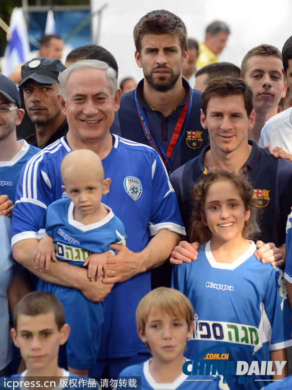 組圖:內(nèi)塔尼亞胡和癌癥兒童一起踢球 帶球動作嫻熟