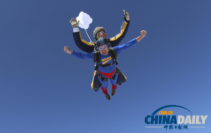 英輪椅男完成4000米高空跳傘 身殘志堅(組圖)