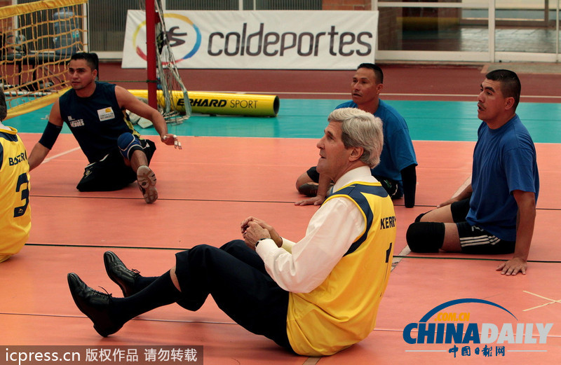 美國國務(wù)卿克里訪問哥倫比亞 與殘疾軍人打排球