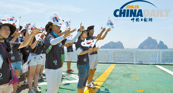 韓國大學(xué)生在獨(dú)島前海舉行守護(hù)領(lǐng)土快閃活動(圖)