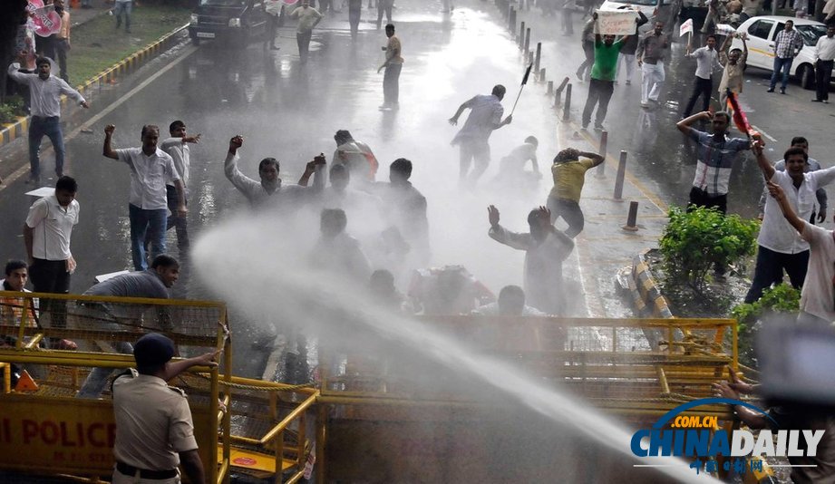 印度反對(duì)黨活動(dòng)家抗議執(zhí)政黨食品安全項(xiàng)目 遭警方暴力驅(qū)散(組圖)