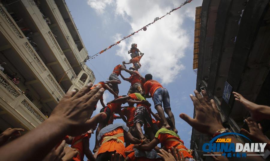 印度民眾“疊羅漢”慶祝傳統(tǒng)宗教節(jié)日