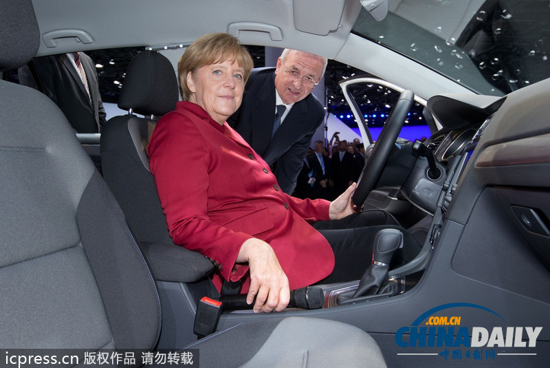 默克爾助陣法蘭克福車展 對(duì)電動(dòng)車興趣濃厚(組圖)