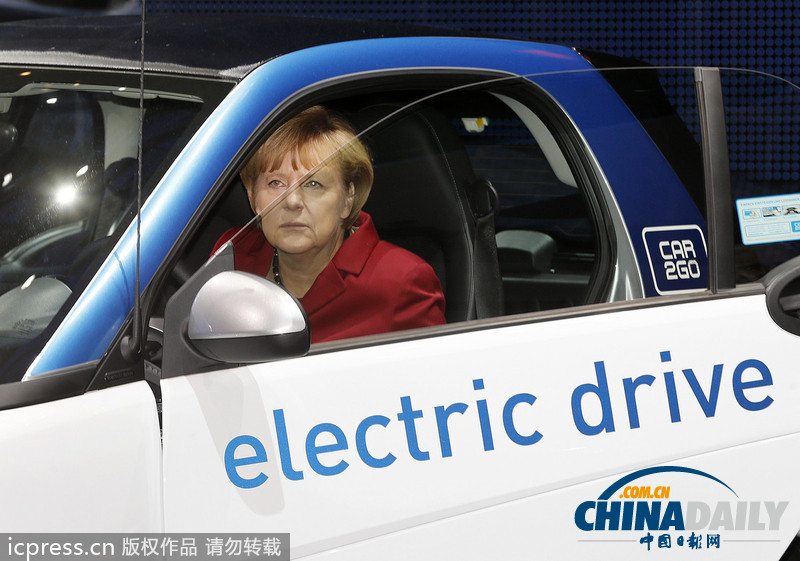 默克爾助陣法蘭克福車展 對電動(dòng)車興趣濃厚(組圖)